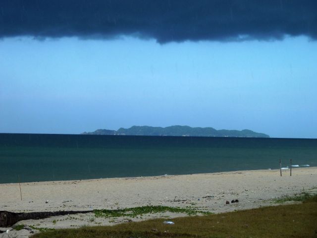 Ein Gewitter nähert sich «Pulau Kapas».